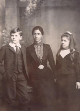 Eleanor and Jack Jauncey with Elizabeth 'Nana' Sims (c. 1900)